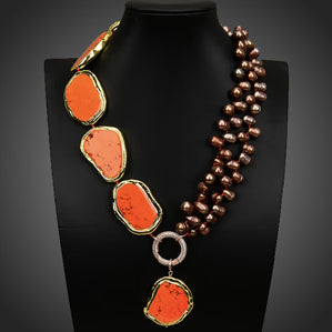 originálny náhrdelník s pravými riečnymi perlami a oranžovými kameňmi