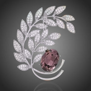 luxusná brošna striebornej farby s lístkami a ružovým zirkónom