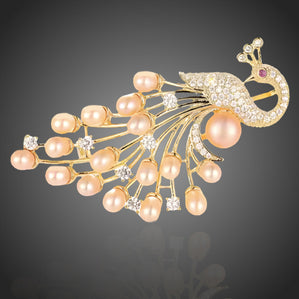 brošňa páv s ružovými riečnymi perlami