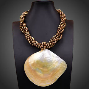 Náhrdelník s perlami a morskou mušlou Exclussive MiaMarre