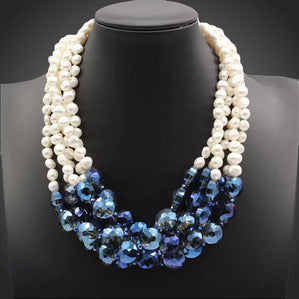 Náhrdelník s prírodnými keshi perlami a modrými krištáľmi