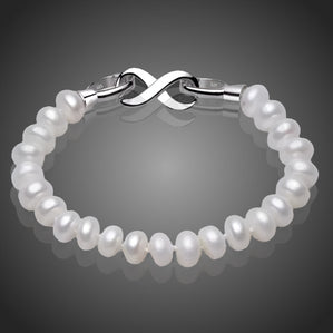 náramok s bielymi riečnymi perlami nekonečno