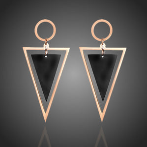 náušnice čierme trojuholníky z chirurgickej ocele