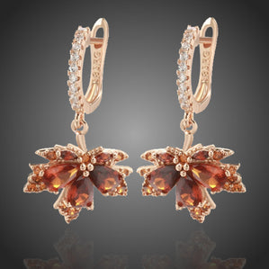 náušnice lístlky s červenými zirkónmi visiace