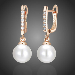 náušnice s bielymi krištáľovými perlami