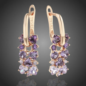 náušnice visiace s fialovými krištáľmi