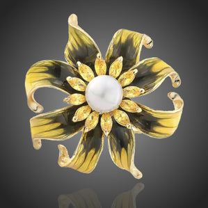 Brošňa žltý kvet s perlou Ariannita