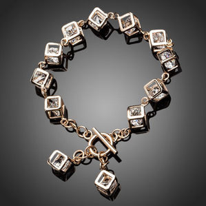 moderný náramok luxusnej bižutérie s kockami
