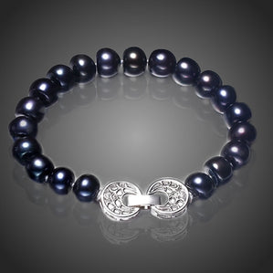 náramok s čiernymi riečnymi perlami s efektným zapínaním