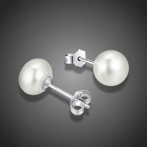 náušnice riečne perly biele bodky napichovacie