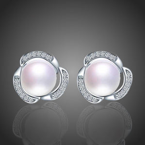 Náušnice s bielymi riečnymi perlami Saveria