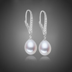 nausnice-visiace-s-bielymi-riecnymi-perlami